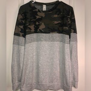 Grateful Hearts Boutique Color Block Lightweight sweatshirt Top Size Large